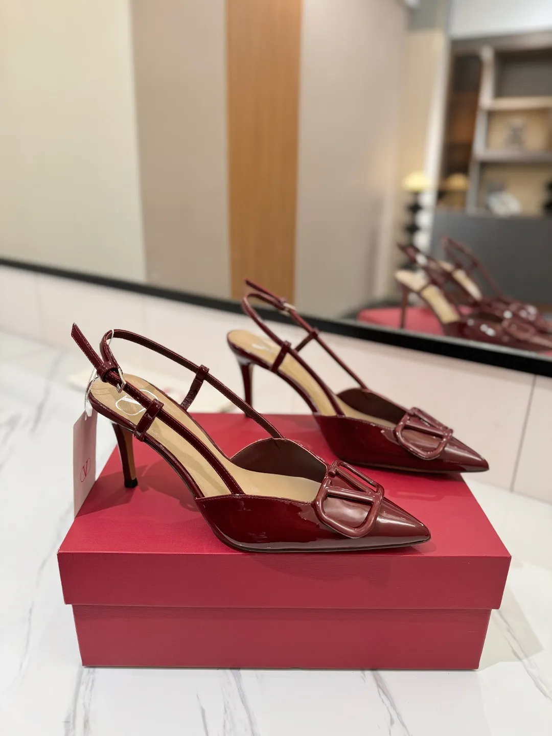 💕💕Factory direct selling price p520💕💕 Valentino launches a new series of sandals, sandals with pointed toe V-buckle sandals. The upper part of the foot is very pedicure-like. The key point is that it is very good and easy to control. It does not grind or tire your feet. It is a walking artifact! Metal VLOGO diamond buckle elements, full of high-end sense! It became sweet instantly.  The avant-garde VLOGO SIGNATURE shoe series interprets VALENTINO GARAVANI's candid attitude. Valentino Garavani V logo back hollow sandals with VLogo Signature decoration, platinum tone VLogo Signature decoration! Upper: imported patent leather Lining: imported goatskin Outsole: Italian leather outsole Heel height: 8cm Size: 35-39 (34-40-41-42 customized size)